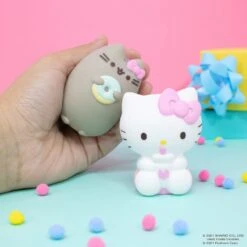 Hello Kitty X Pusheen Squishy Capsule -Sweet Stationery Store 04 LifestylePusheenHandandHK 900x 72deb330 ab11 4d8f bd11 f964f819d96d